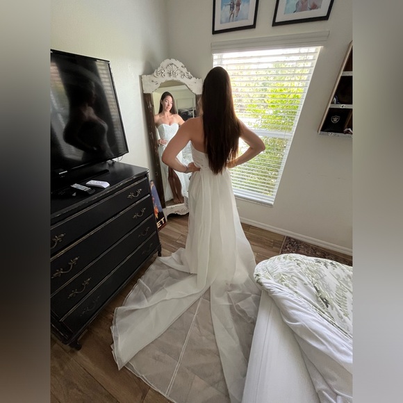 Wedding dress - Picture 3 of 10